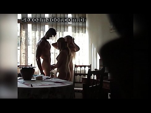 ❤️ Sexvänner bjuder in en gigantisk man och en trekant med honom Fuckingvideo at us ❤