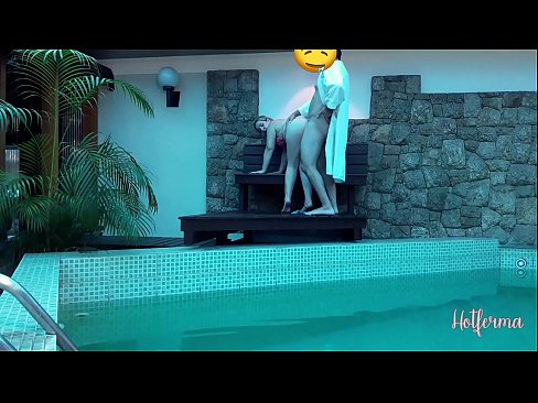 ❤️ Chefen bjuder in tjänsteflickan till poolen, men kunde inte motstå en het Fuckingvideo at us ❤